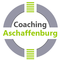 Coaching Aschaffenburg - das Bild besteht aus einem weiÃŸen und grauen Kreis, der graue wird horizontal durch einen weiÃŸen Balken durchbrochen, in diesem Symbol steht der Text Coaching Aschaffenburg